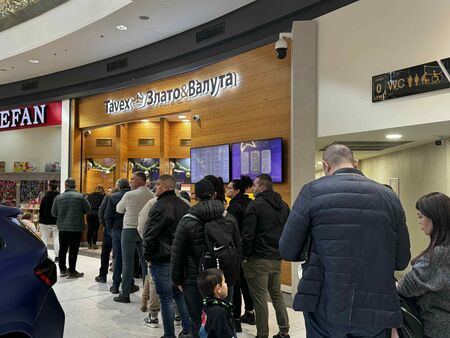 Паника преди еврото: Банките преливат от пари в брой, а българите се редят по дълги опашки пред чейндж бюрата