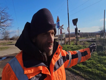 Група възрастни са тръгнали да събират пластмасови туби от близкото сметище