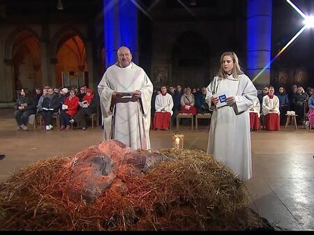 Гол лепкав човек и ЛГБТ: Германската телевизия отбеляза Коледа по давоски конспект