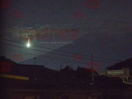 НЛО над Япония: Огнено кълбо освети небето и предизвика вълна от спекулации