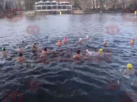 Коледно чудо във Вълтава: Стотици смелчаци се хвърлиха в ледените води на Прага