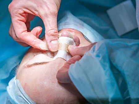 Пациентка осъди пластичен хирург за парализирана ръка след операция без информирано съгласие