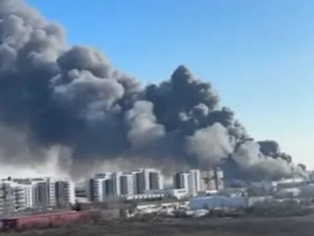 Огнен ад в Букурещ: роботи гасят мащабен пожар в склад с опасни материали