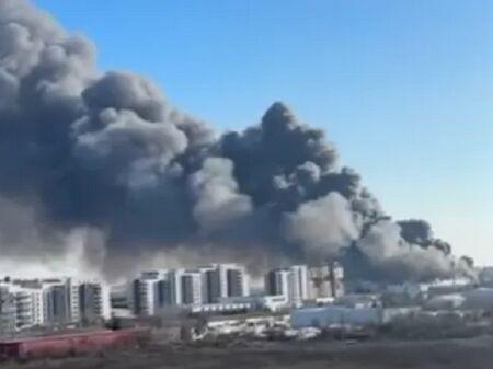 Дръжте прозорците си затворени: Голям пожар в Букурещ, гасят го роботи заради опасност от срутване