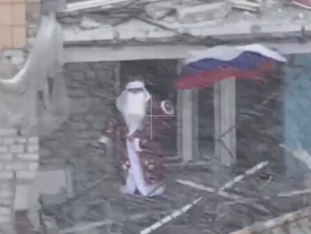 Епичен кадър от Мирноград! Дядо Мраз се завърна, за да развее руското знаме