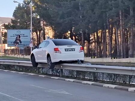 Летяща кола кацна върху мантинела на входа на Свети Влас