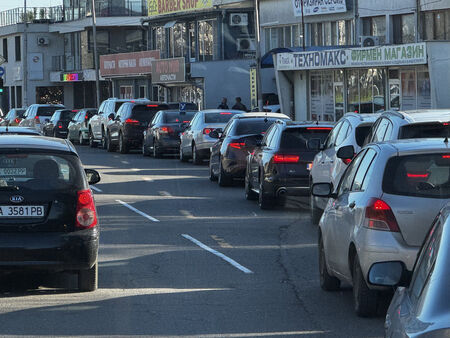 Стотици автомобили блокираха града, бургазлии се втурнаха да купуват тоалетна хартия за ЧНГ