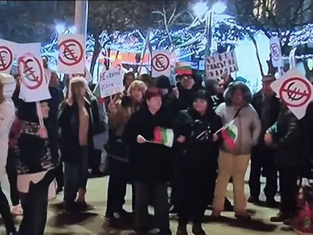 Десетки граждани се събраха пред сградата на общината в Бургас