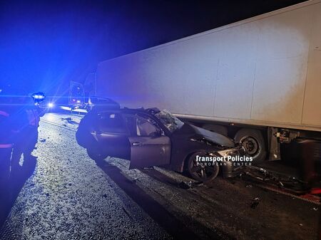Двама младежи загинаха при удар на БМВ с ТИР край Велико Търново
