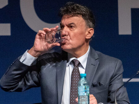 Състоянието на Боби Михайлов е критично, стопил се е с 25 кг