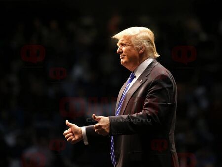 Той не събира съюзници не строи блокове и не кове