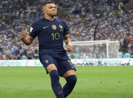 Скандал във Франция: Мбапе дарил 60 300 евро на полицай