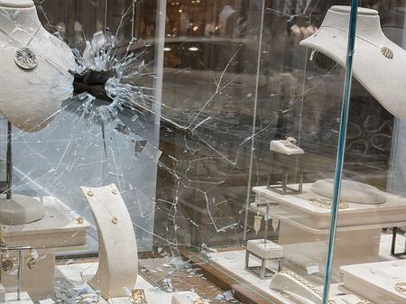 Заплаха за убийство и счупена с камък витрина при опита за грабеж на златарското ателие