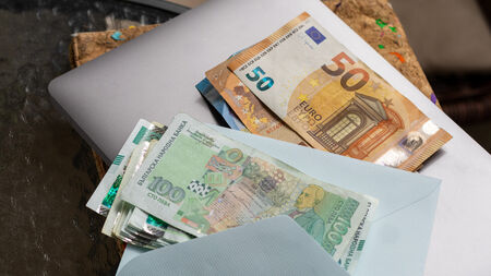 От днес се вдигат минималната работна заплата и линията на бедност