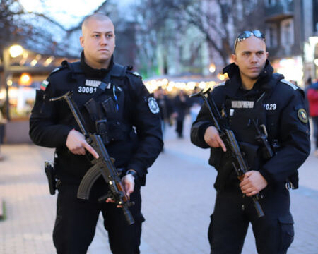 МВР изкара въоръжени патрули след Нова година 