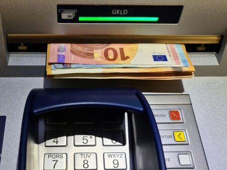 Еврото тръгна от Слънчев бряг, но част от банкоматите се сринаха