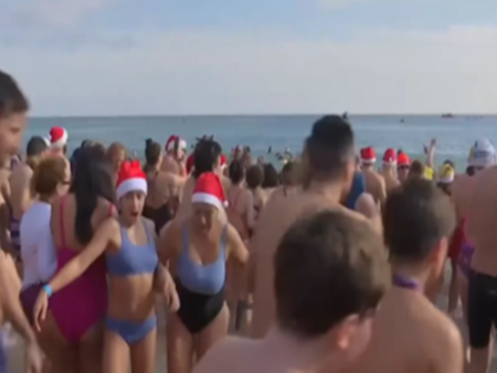 Стотици влязоха в морето за старт на новата година, ето къде не ги е страх от ледените води