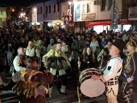 Със звън на хлопки и древни ритуали кукери оживиха Велико Търново