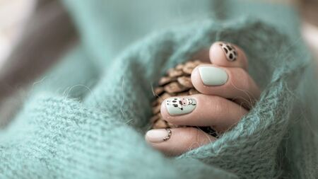 Маникюр в мента и мока – най-популярната тенденция за зимата