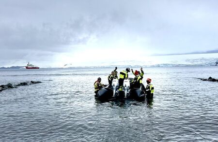 Първата група български учени отпътува от Антарктида