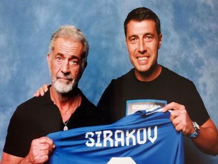 Как холивудският великан Мел Гибсън се снима с фланелка на Левски, има бургаска следа