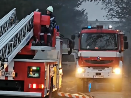 Пламна склад за батерии, пожарната в пълна бойна готовност