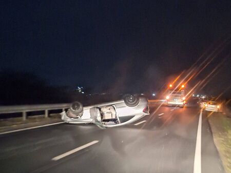 Зрелищна катастрофа край Ахелой, кола се обърна по таван