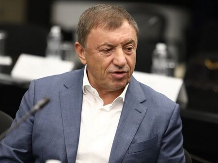 В иска си Алексей Петров е настоявал да получи около