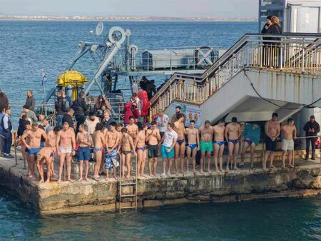 50 смелчаги скачат във водите на Черно море до минути