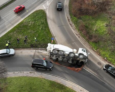 Бетоновоз се обърна на разклона за бул. „Цариградско шосе“ в София
