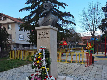 Несебър отдаде почит на Христо Ботев по случай 178-годишнината от рождението му