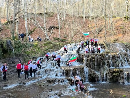 Леденото хоро и Светият кръст озариха водопад Докузак на Богоявление