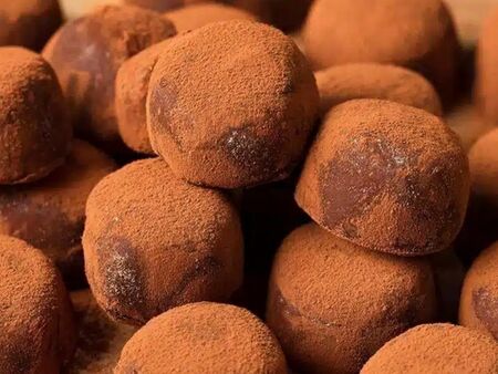 Домашни чаени бонбони от две съставки: бързо лакомство с плътен шоколадов вкус