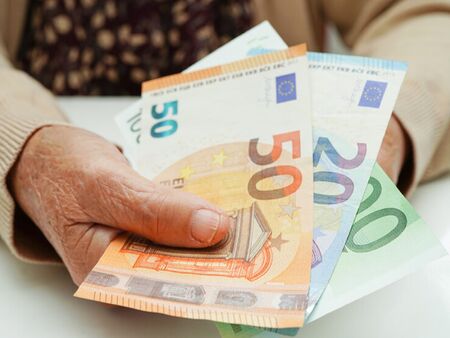 Започва изплащането на първите пенсии в евро, полицията е на крак