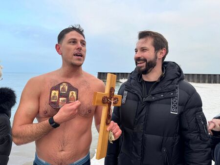 Близо 20 смели мъже се хвърлиха в ледените води на