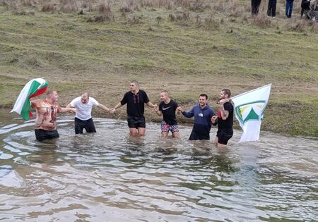 Традицията "Къпане на зетьове" оживя отново в Кошарица на Ивановден