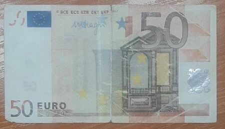 Мъж опита да плати с фалшиво евро в магазина, но валутата не мина