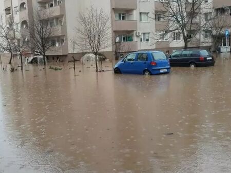 Огромни количества вода наводниха района след проливни дъждове а властите