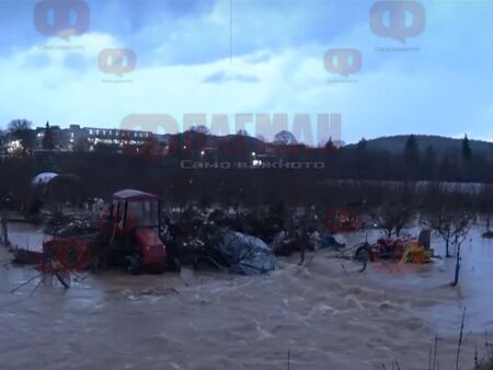 След рекордни валежи реки излязоха от коритата си наводнявайки домове