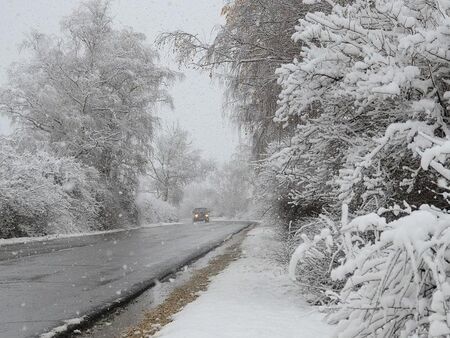 Зимата пак ни изненада! Усложнена обстановка по пътищата в страната
