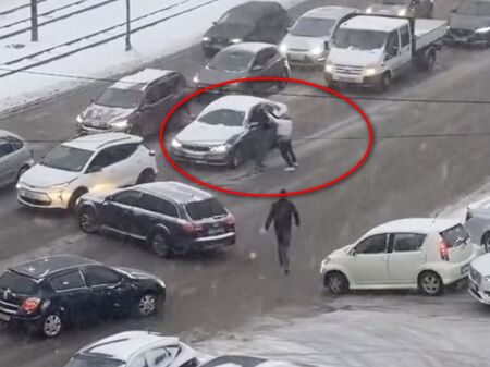 Нарушител в софийския снежен хаос излезе от колата да бие друг мъж с бухалка