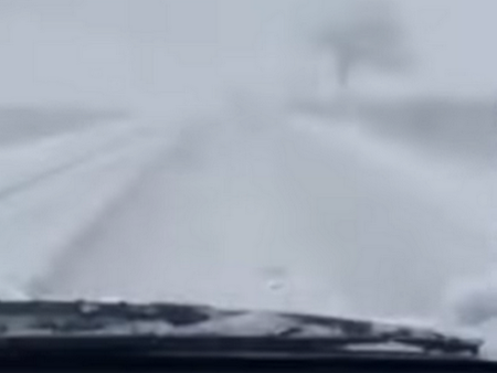 Сняг вали в този момент на пътя Айтос Съединение – на