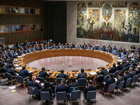 Български дипломати предупреждават: Светът се тласка към война, а управниците ни мълчат