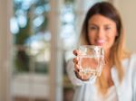 Чаша топла вода сутрин прави чудеса с организма ни
