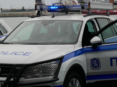 Иван от Царево открадна кола и се заби в оградата на детска градина