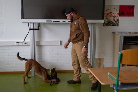 Първото в България куче, обучено да открива фалшиви банкноти, се готви за работа (СНИМКИ)