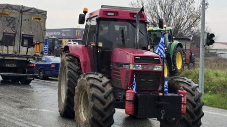 Стачката на гръцките фермери продължава да създава затруднения по границите