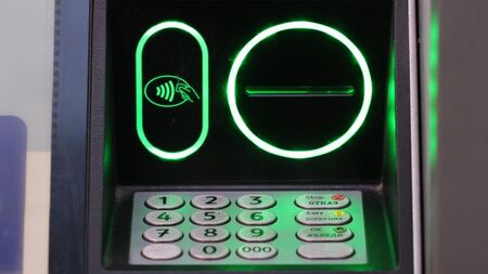 Вандализъм: Блокират банкомати с лепило във Велико Търново