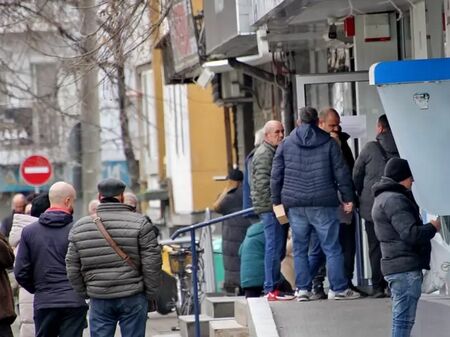 Жителите са принудени да изминат десетки километра за да изтеглят