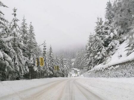 Снеговалежи в Смолянско създават зимна обстановка по проходите